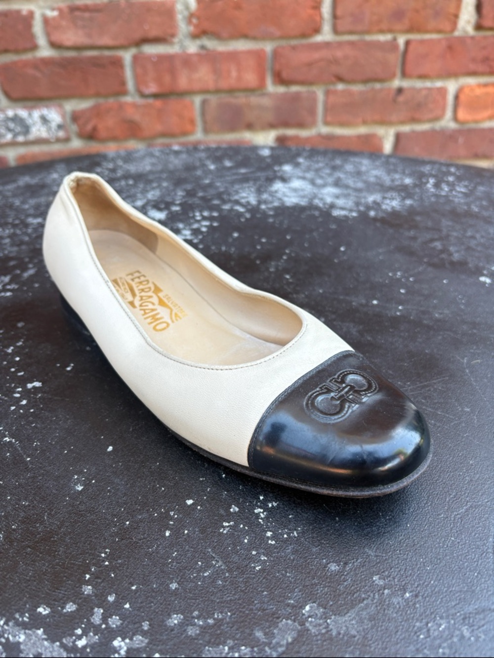 Salvatore Ferragamo Women’s Two-Tone Cap Toe Ballet Flats Cream Black size 7.5 B - Picture 6 of 10